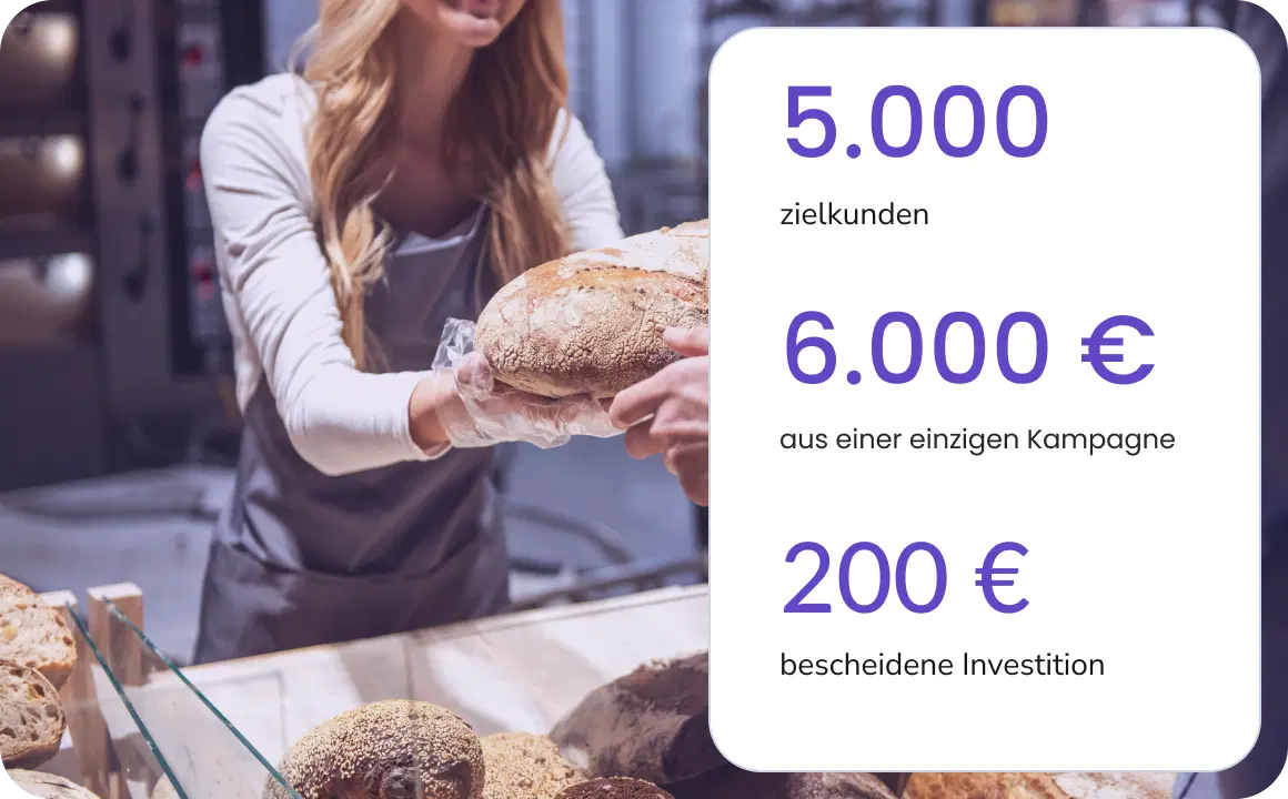 Frau in einer traditionellen Bäckerei nutzt TopMessage, um Kunden zu informieren.