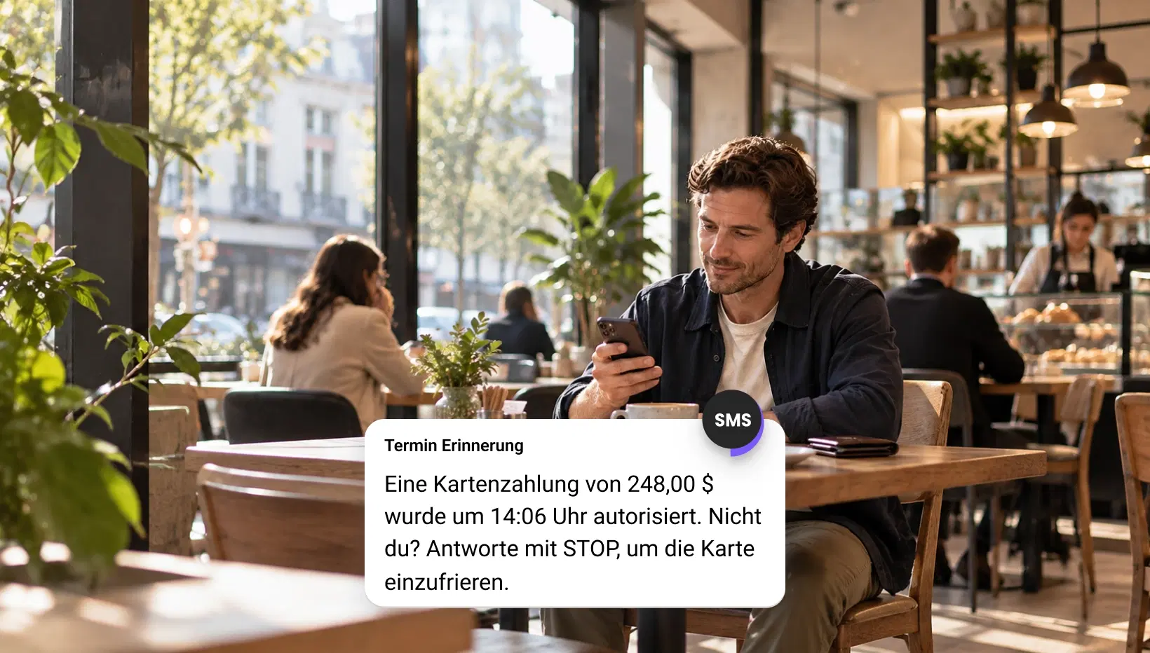 Kunde gibt einen einmaligen SMS-Code ein, um ein neues Konto zu verifizieren
