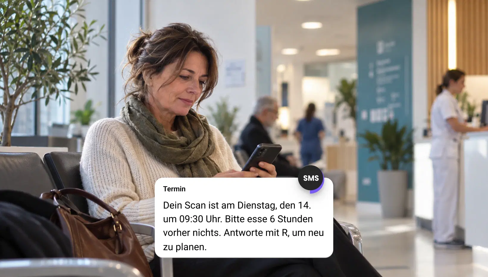 Zahnarzt-Rezeptionistin beantwortet die Textnachricht eines Patienten im Messaging Inbox