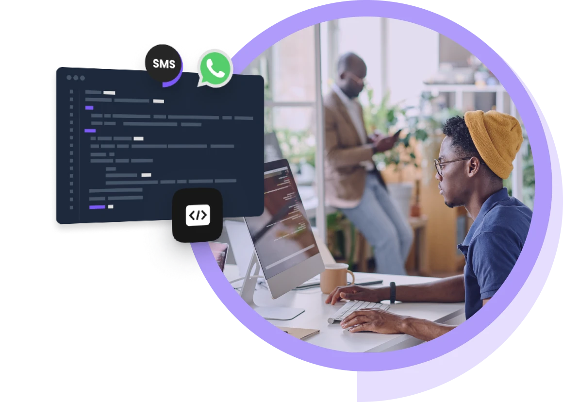 Entwickler im Büro implementiert die API-Integration für SMS und WhatsApp.