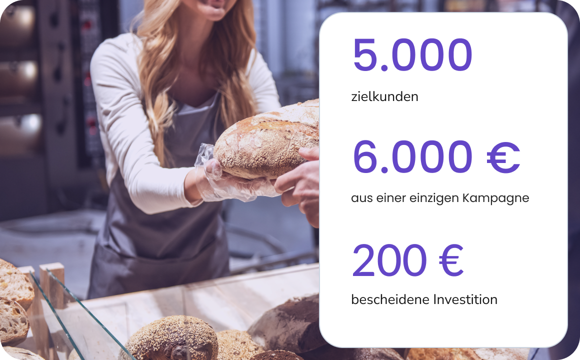 Frau in einer traditionellen Bäckerei nutzt TopMessage, um Kunden zu informieren.