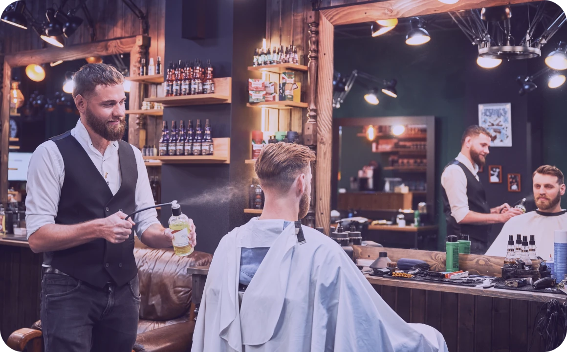 Eine zufriedene Kundin lässt sich im Schönheitssalon die Haare stylen.